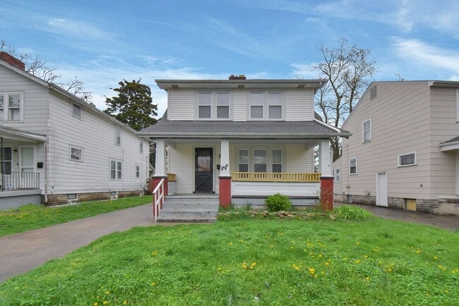 Building Photo - Stylishly Renovated 4 Bed, 2 Bath Single-F...