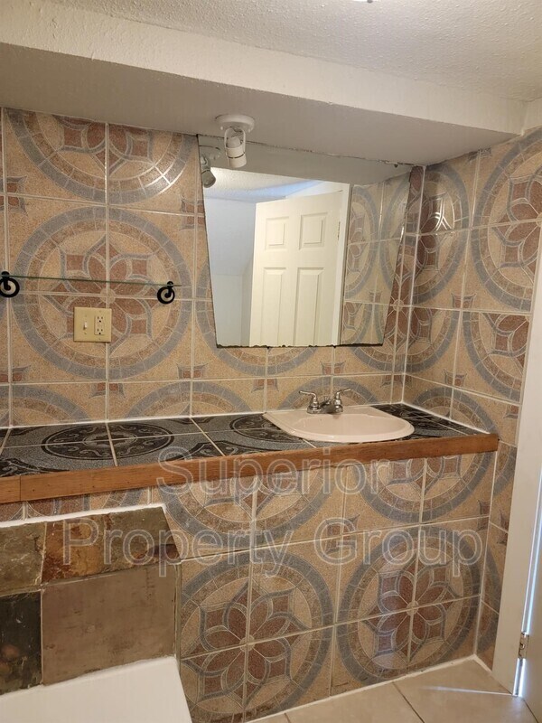 Building Photo - 821 Broadway Ave