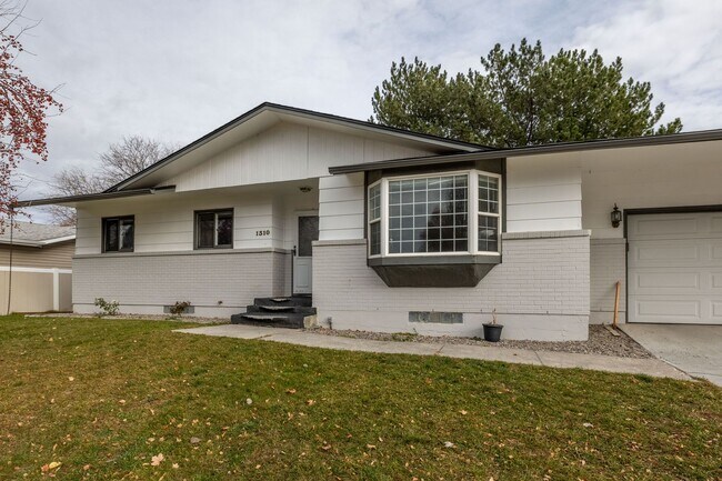 Foto del edificio - 4 BED 2 BATH HOME WITH BONUS ROOM IN IDAHO FALLS