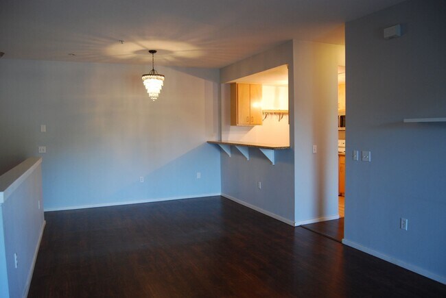 Foto del edificio - Cozy 2 Bed 2 Bath Condo w/ Lots of Natural...