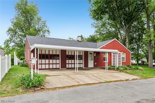 Foto del edificio - 686 Portage Lakes Drive