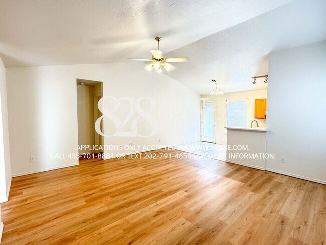 Building Photo - ADORABLE East Norman 3 Bed/2 Bath Duplex A...