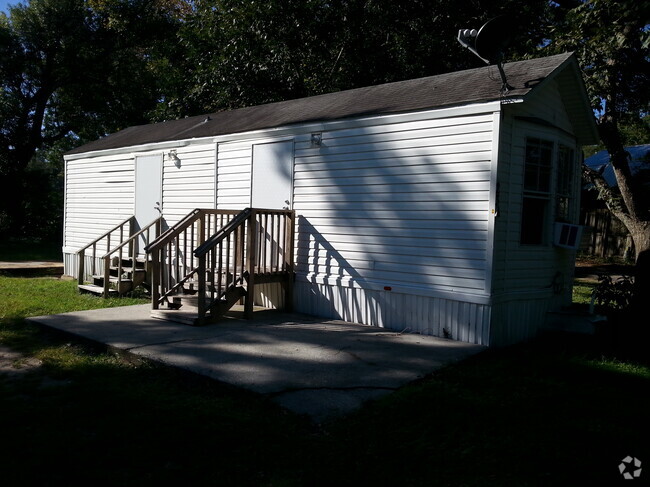 Building Photo - 9588 NE Jacksonville Rd