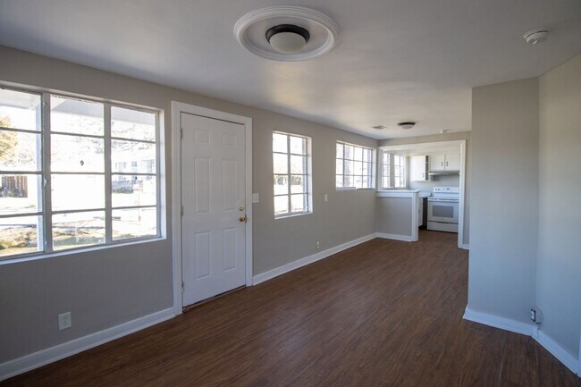 Building Photo - 2 Bedroom, 1 Bath - W. Columbia Cottage - ...