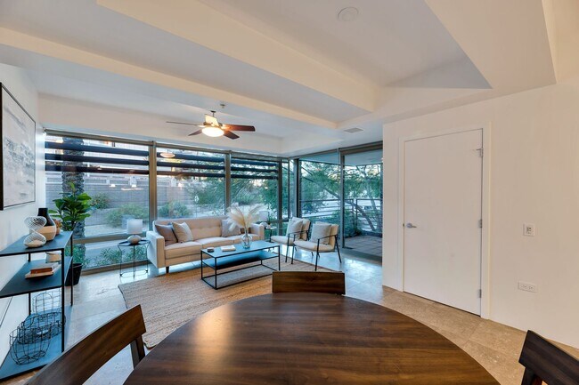 Foto del edificio - Modern Elegance and Style Colony Camelview 2 Bed Condo at the Optima!