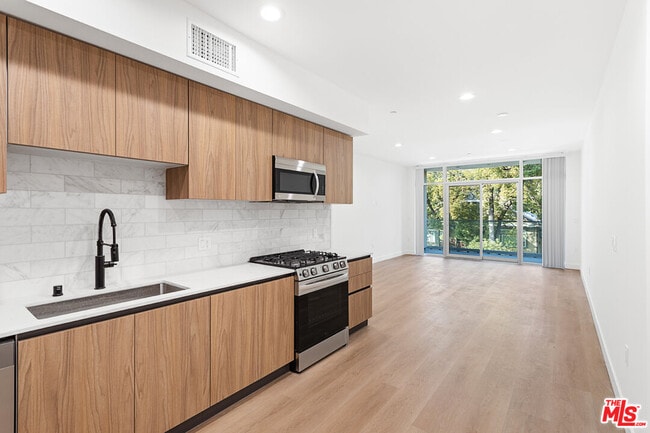 Building Photo - 164 Chestnut St