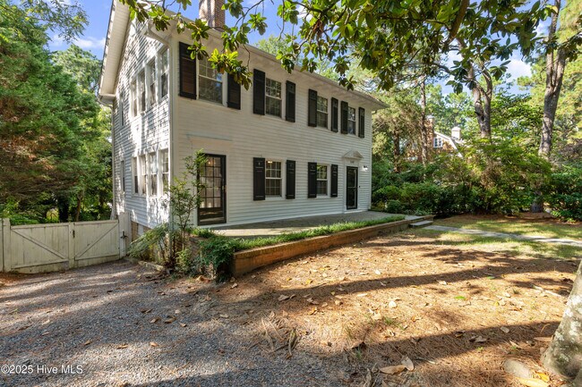 Building Photo - 160 N Rdg St