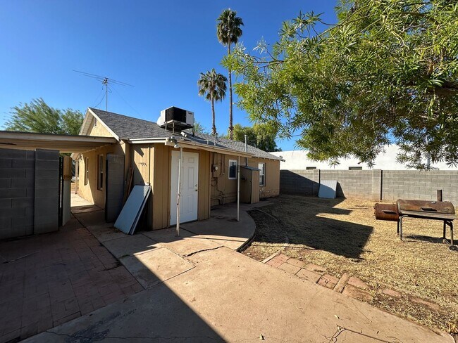 Foto del edificio - 2 bedroom home in Phoenix
