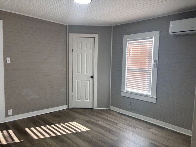 Building Photo - 1095