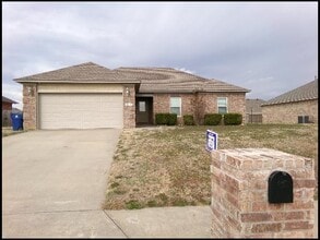 Building Photo - 2405 Canterbury Ln