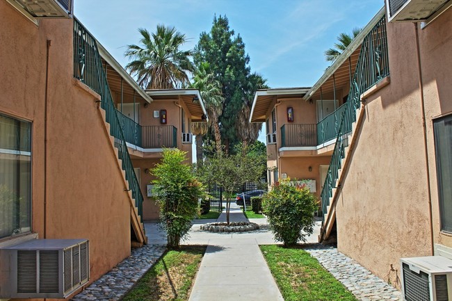 Building Photo - Pine Brook