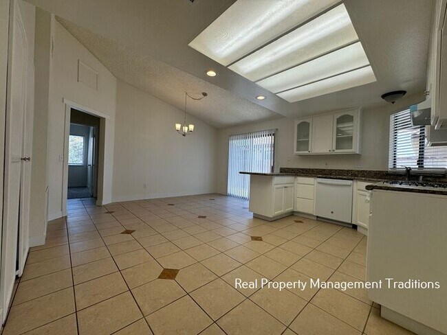 Building Photo - Freshly Rehabbed 3 + 2 in Palmdale