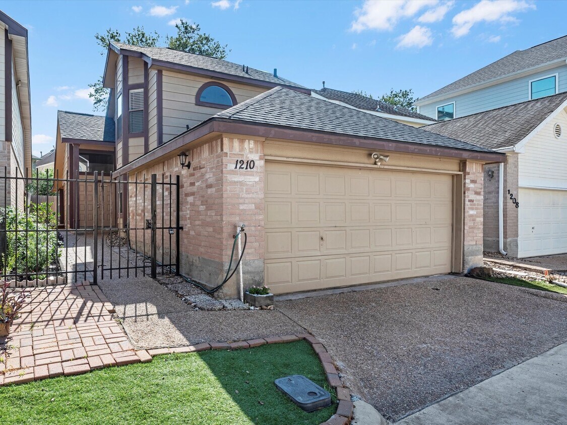 Foto principal - 1210 Normans Woods St