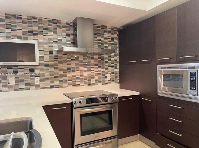 Foto del edificio - 250 Sunny Isles Blvd