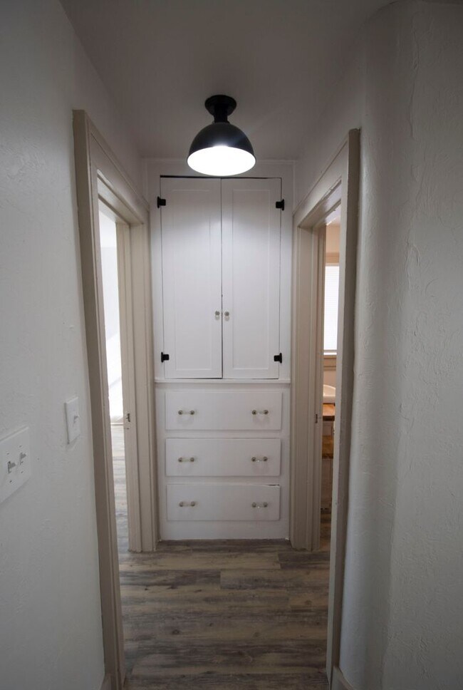 Building Photo - 2 bed near Plaza remodeled!