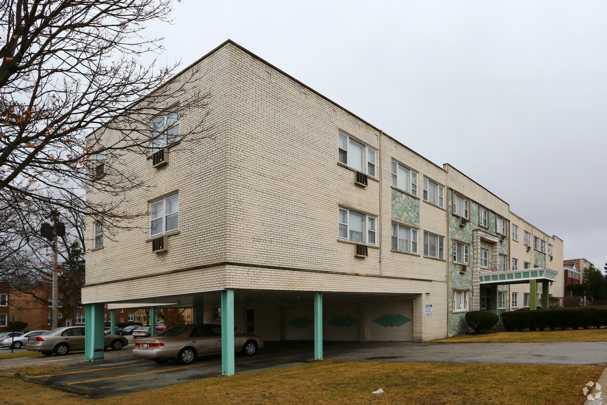 Primary Photo - Aristocrat Apartments