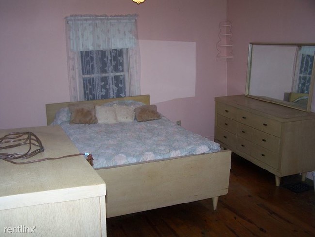 Foto del edificio - 3 br, 1 bath House - 240 north main st