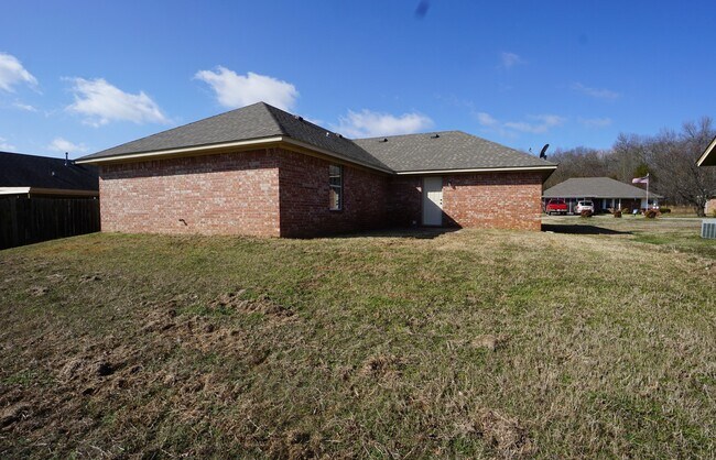 Foto del edificio - 3 Bed 2 Bath House With 2 Car Garage.