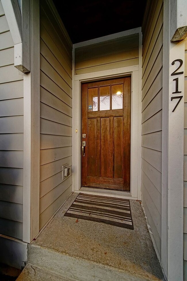 Building Photo - Don't miss this gorgeous 3BE/2.5BA in Desi...