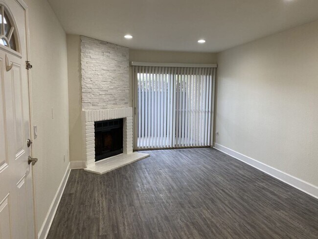 Foto del edificio - ***JUST REDUCED!!!*** 1BR/1BA Condo in "Vi...