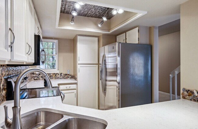 Foto del edificio - $0 DEPOSIT OPTIONS. SPACIOUS 2 BED, 2.5 BA...