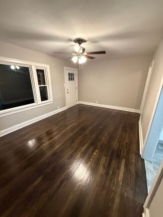 Foto del edificio - 2 Bedroom 1 Bath Home For Rent Near Madison Street!