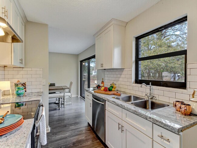 Foto del edificio - 8521 Howell Dr