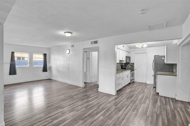 Foto del edificio - 2100 Service Rd