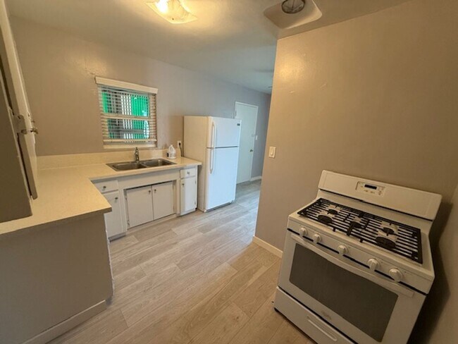 Building Photo - Cute 2 bedroom house