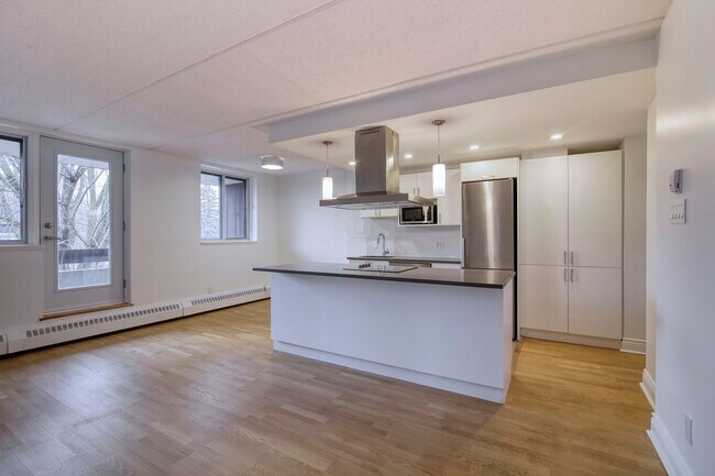 Building Photo - 4800 Maisonneuve Blvd W