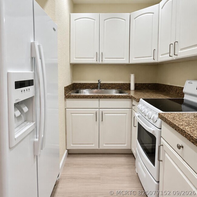 Building Photo - 815 Middle River Dr