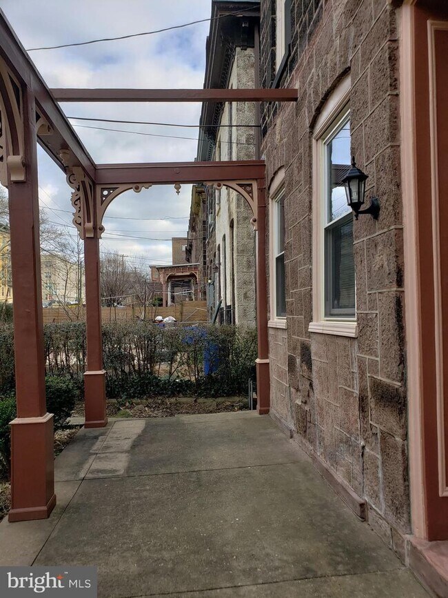 Foto del edificio - 4224 Chester Ave