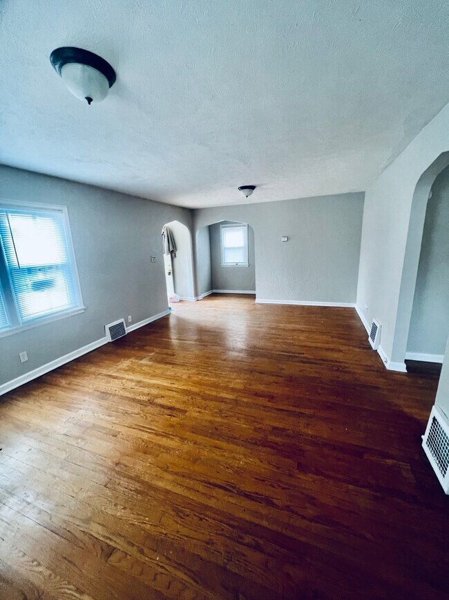 Foto del edificio - Large 2 bed 1 bath Duplex in Dundee!