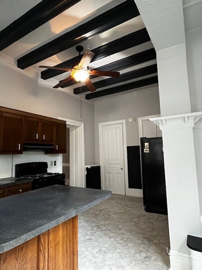 Foto del edificio - 327 E Market St