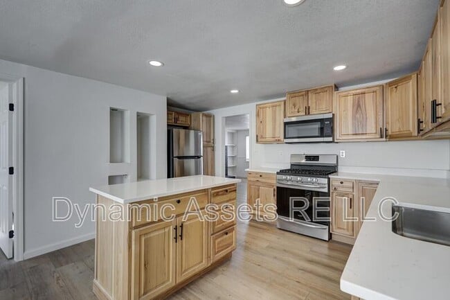 Foto del edificio - 410 Fieldcrest Dr