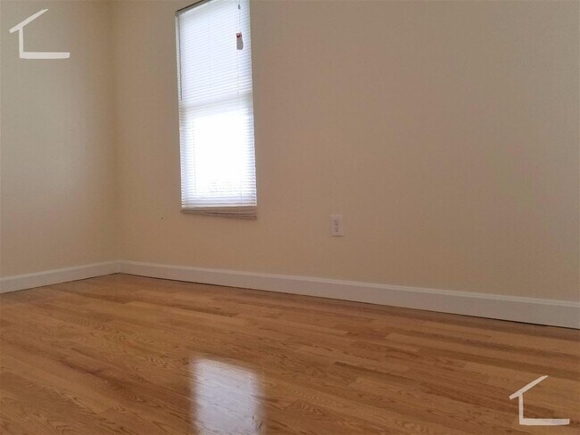 Foto del edificio - Nicely renovated 4 bed unit near the Commuter Rail!