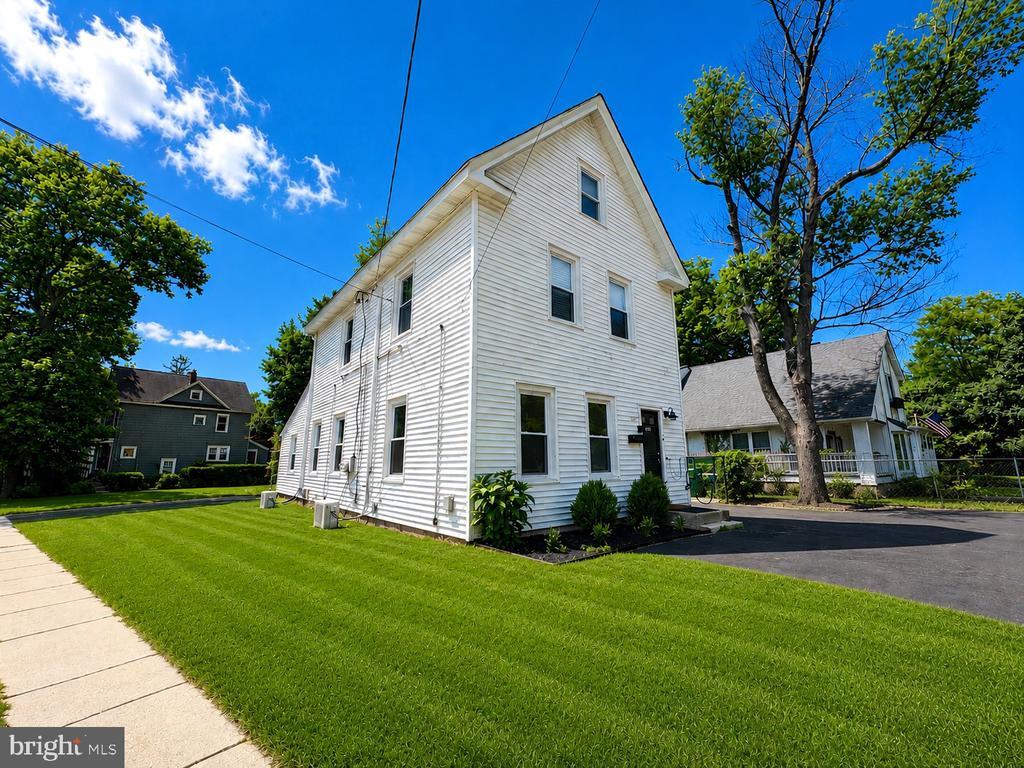 Foto del edificio - 102 Montgomery Ave