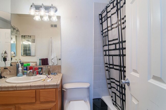 Building Photo - MUST SEE! 3 bedroom, 2 bath home with large backyard and private pool & spa.