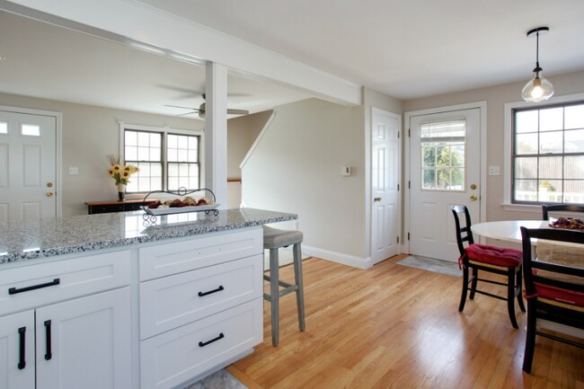 Building Photo - 26 Shore St