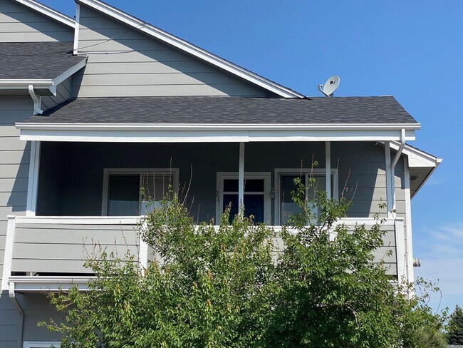 Building Photo - 2nd floor - 2 Bedroom, 2 Bath with garage ...