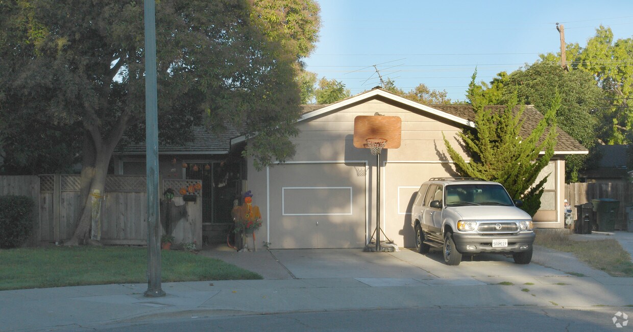 Primary Photo - 875-877 Altamont Ct