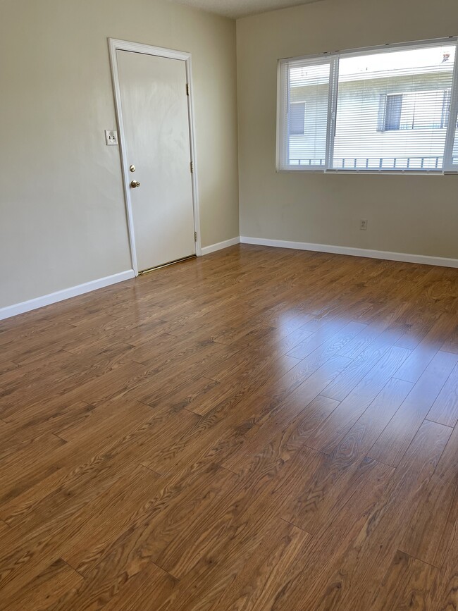 Living Room. - 4433 W 159th St