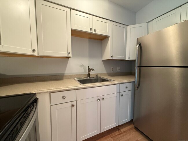 Foto del edificio - 1105 Waterbury Rd