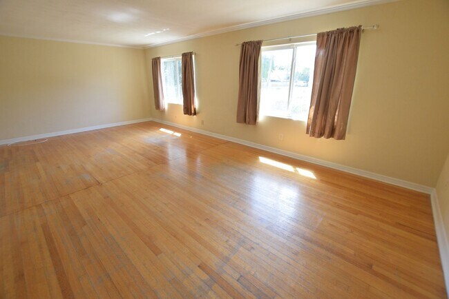 Building Photo - Charming 3 Bedroom 2 Bathroom Near Downtow...