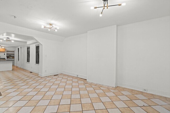 Foto del edificio - HUGE 5 bed/2 bath house right by the Polic...