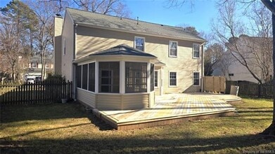 Building Photo - 305 Peachtree Ln