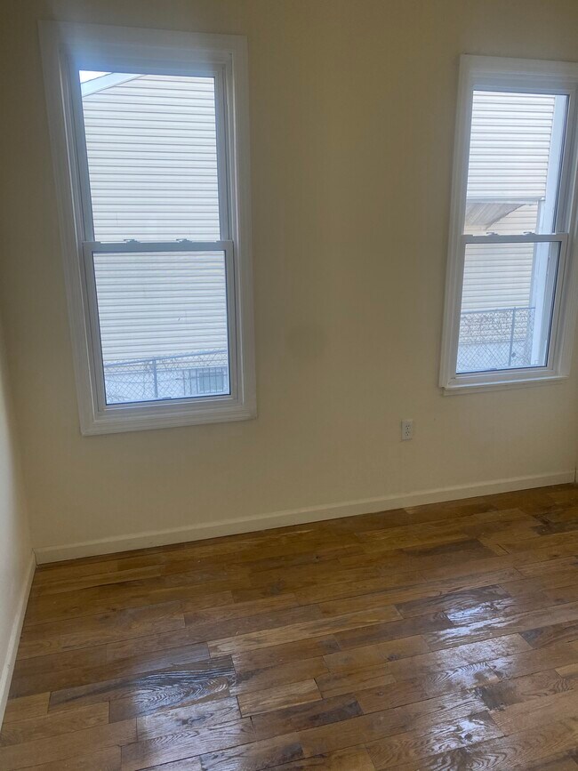 Building Photo - 581 S 18th St