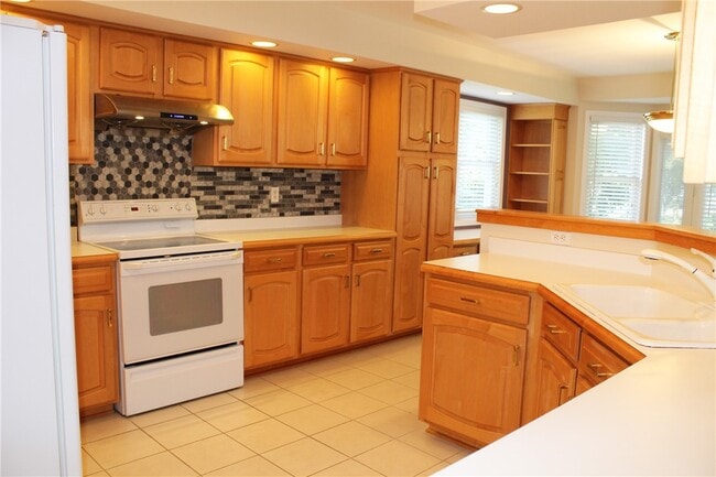 Building Photo - 121 Brittany Cir