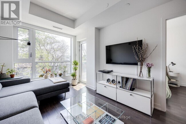 Photo du bâtiment - 150-150 Logan Ave