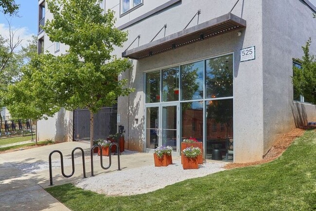 Photo - 525 Parkway Dr NE House